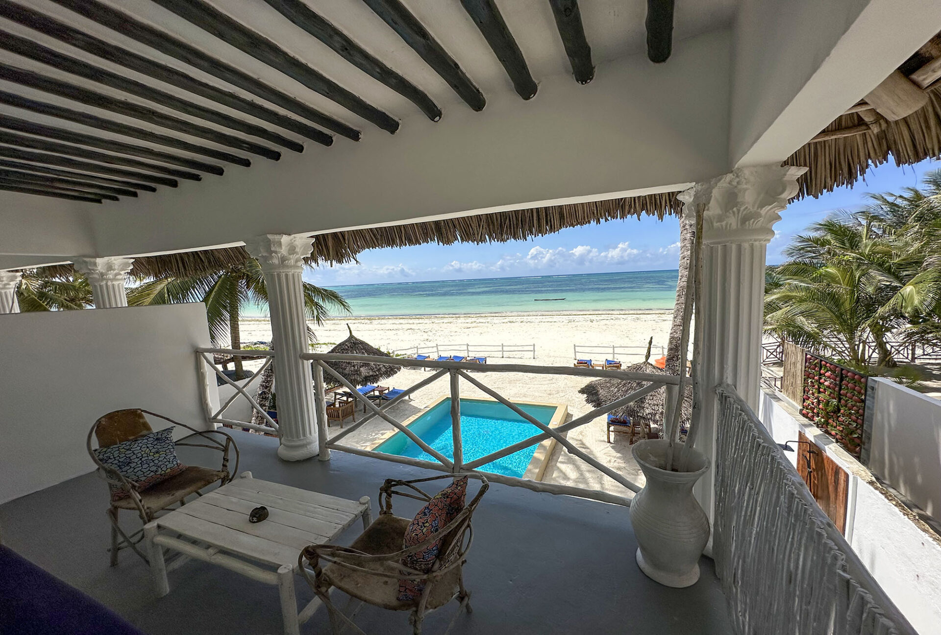 BOUTIQUE BEACHFRONT HOTEL FOR SALE BWEJUU • ZANZIBAR / 10213